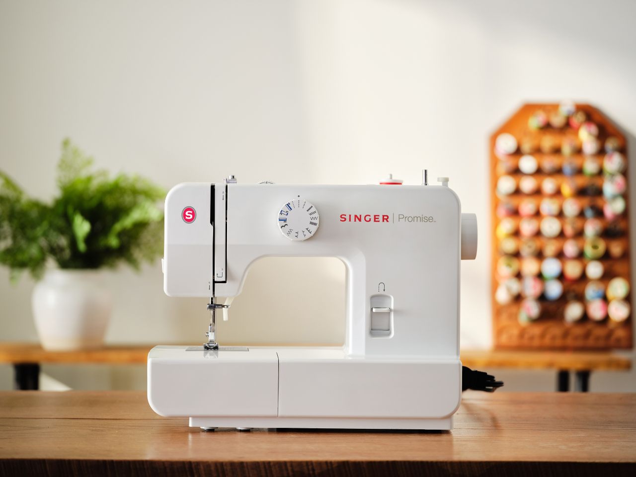 1408-singer-domestic-sewing-machine-lifestyle-image