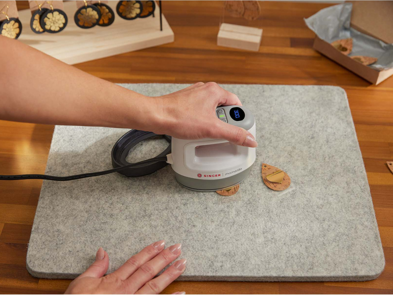 singer-momento-mini-vinyl-press-in-action