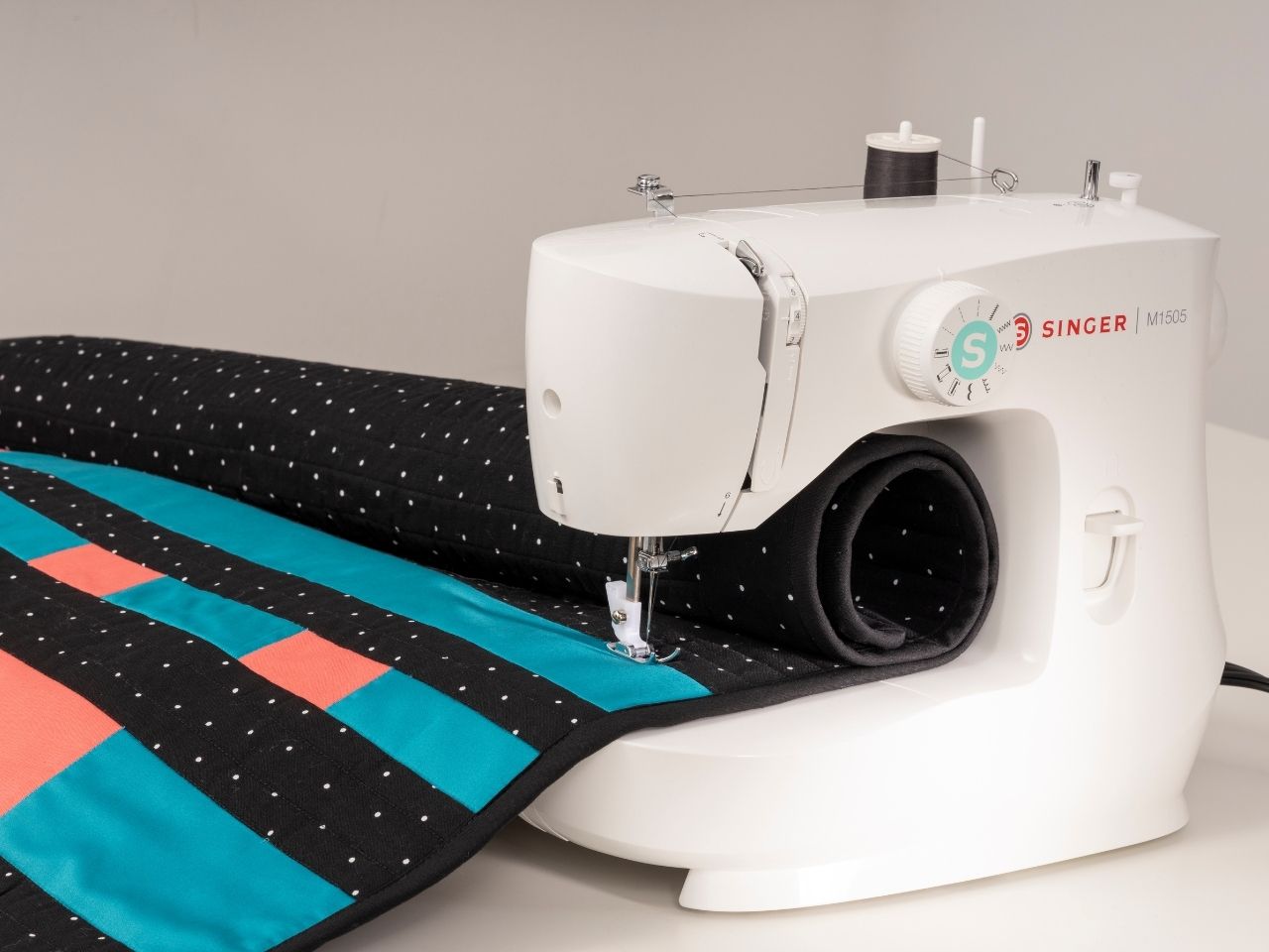 singer-m1505-domestic-sewing-machine-sewing-a-quilt