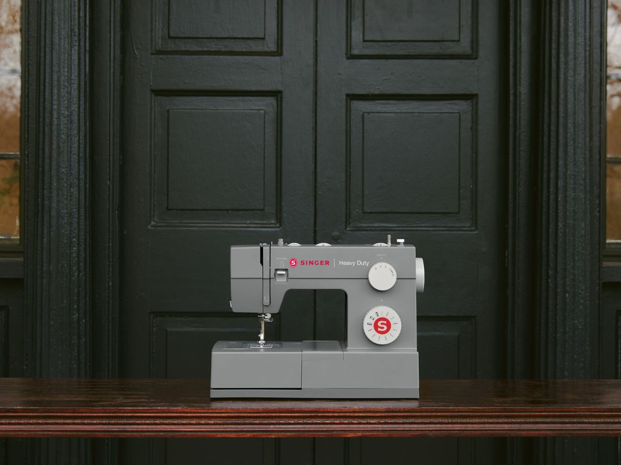 singer-heavy-duty-4411-lifestyle-image